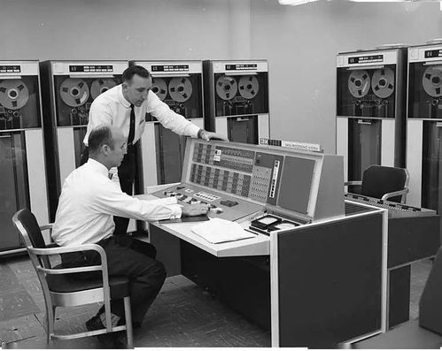 计算机软件开发简史 从机器指令到智能编程